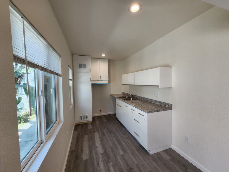 More Photos Of 526-534 W 47th St, Los Angeles Apartments For Sale