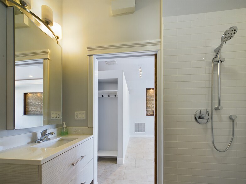 More Photos Of 2064 N Western Ave, Chicago Storefront Retail Residential For Lease