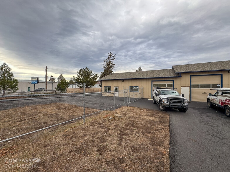 More Photos Of 902 SE Textron Dr, Bend Warehouse For Lease