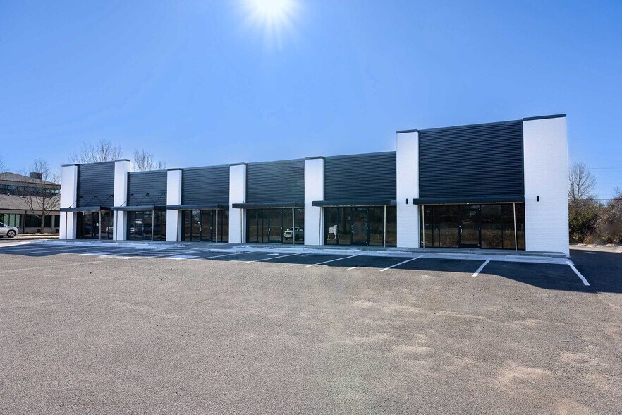 More Photos Of 267 Stone Crossing Dr, Clarksville Storefront For Lease