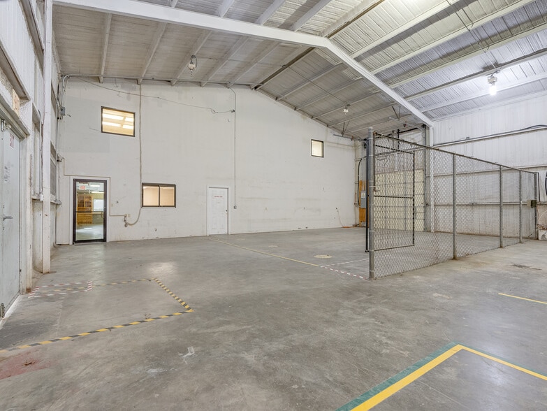 More Photos Of 122 N Hickory, Roff Flex For Sale