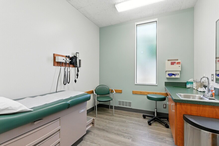 More Photos Of 400 NE Roberts Ave, Gresham Medical For Sale