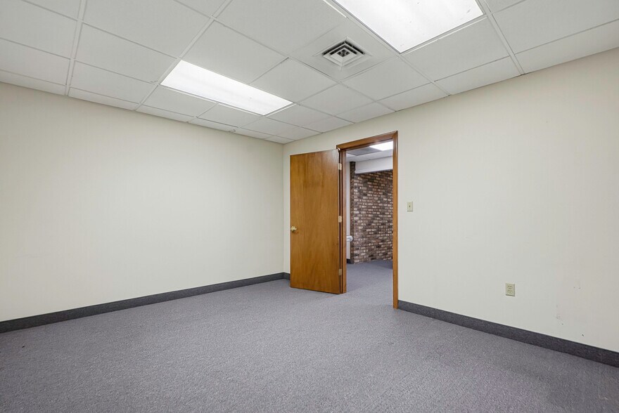 More Photos Of 37 Pierce St, Northborough Office For Sale