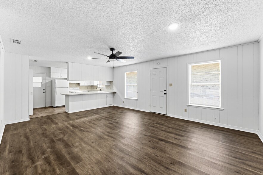 More Photos Of 19470 US Highway 69 N, Lindale Flex For Lease