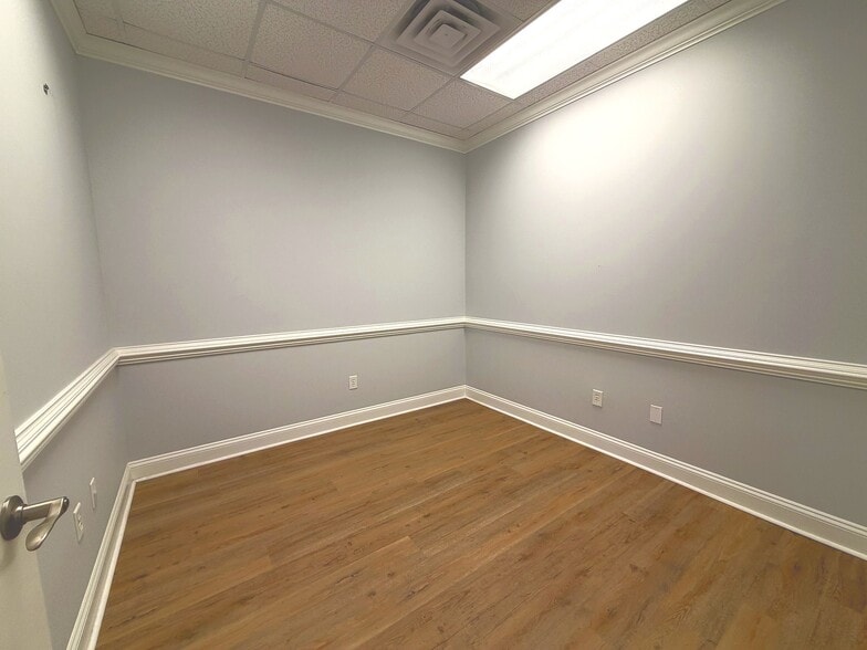 More Photos Of 413 W Montgomery Cross Rd, Savannah Office For Sale