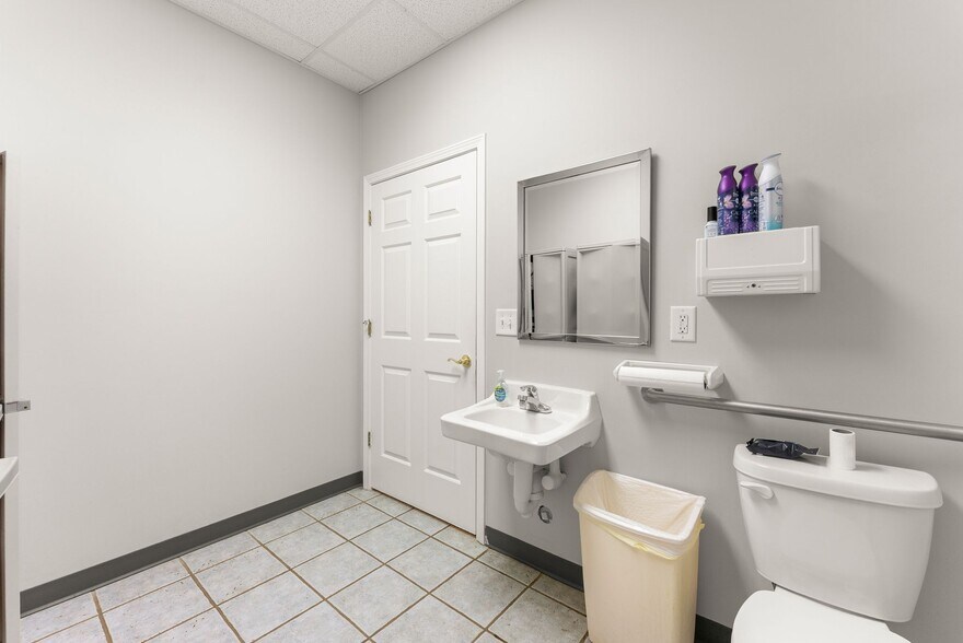More Photos Of 3917 Old Flowery Branch Rd, Oakwood Flex For Lease