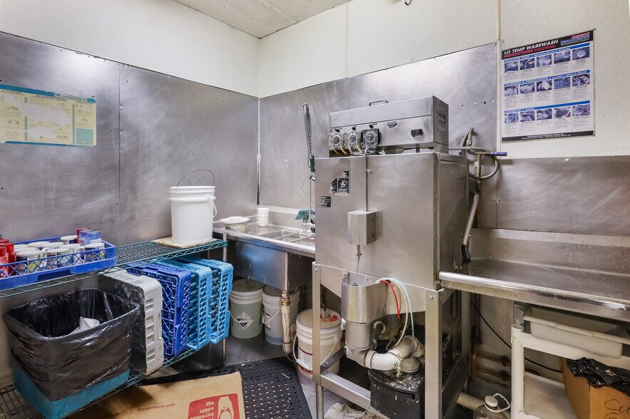 More Photos Of 2604 Custer St, Manitowoc General Retail For Sale