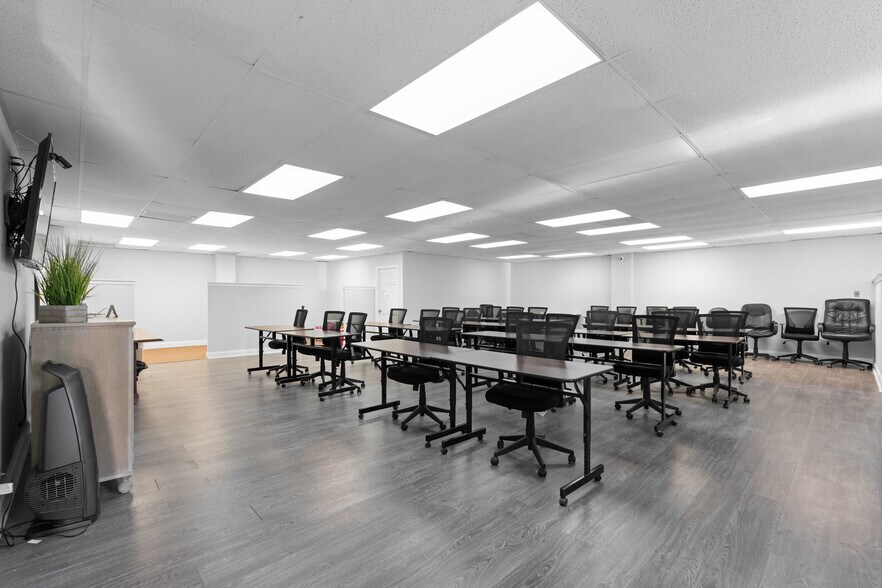 More Photos Of 125 Commerce Cir, Fayetteville Office For Sale