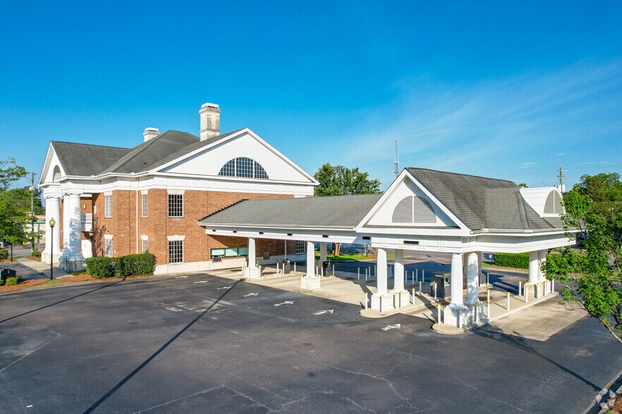 More Photos Of 415 N Main St, Summerville Bank For Lease