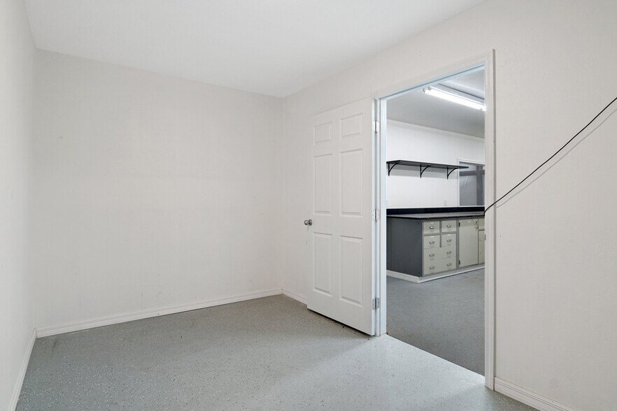 More Photos Of 1174 Plaza Pl, Inverness Industrial For Lease