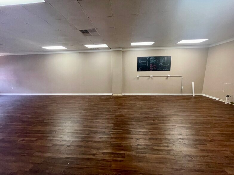 More Photos Of 718-720 Midland Ave, Midland Storefront Retail Office For Lease