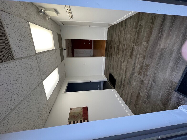 More Photos Of 189 Poplar Pl, North Aurora Warehouse For Lease