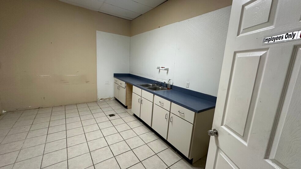 More Photos Of 4900 N Shepherd St, Houston General Retail For Lease