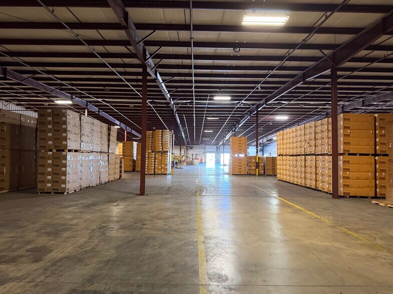 More Photos Of 703 N Chestnut St, Huntingburg Distribution For Sale