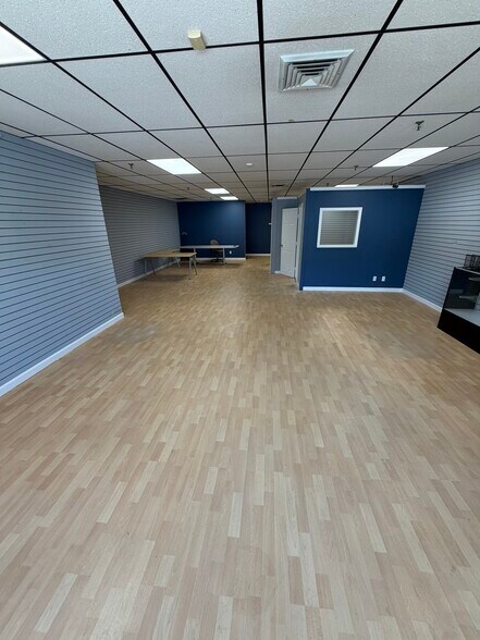 More Photos Of 1794 Bridge St, Dracut Storefront For Sale