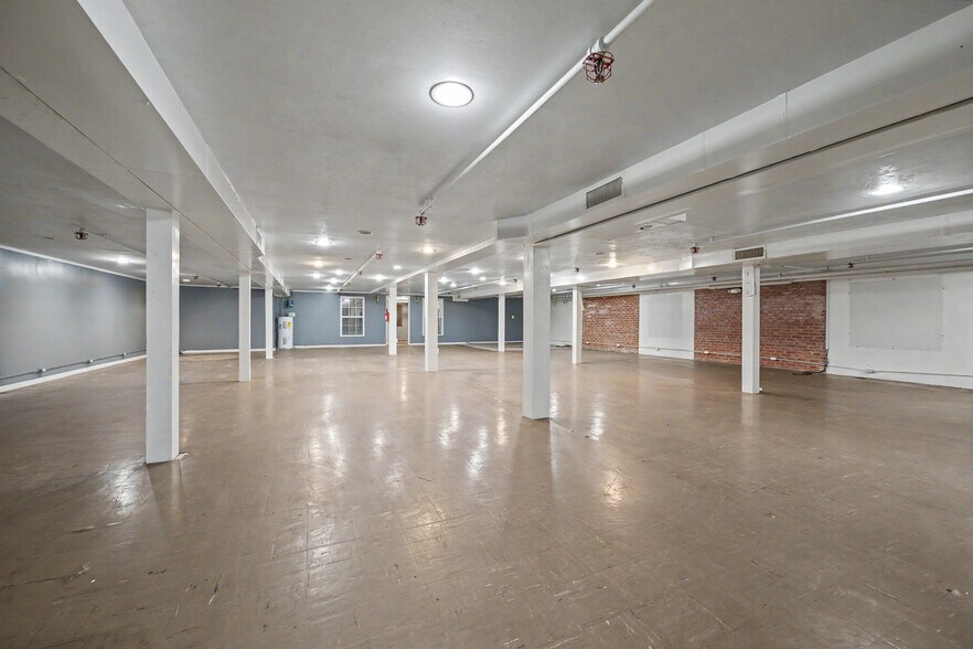 More Photos Of 106 Musgrove St, Clinton Storefront Retail Office For Sale