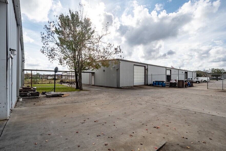 More Photos Of 2059 Magnolia Dr, Pasadena Warehouse For Sale