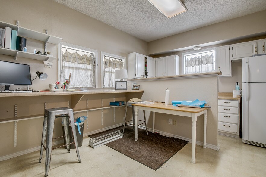 More Photos Of 207 Laurence Dr, Heath Office For Lease