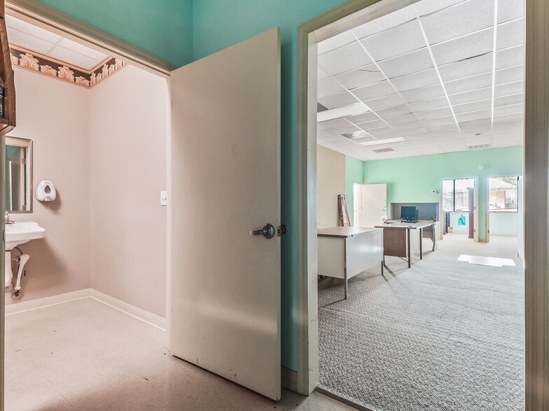 More Photos Of 2016 N Point Blvd, Tallahassee Office For Sale