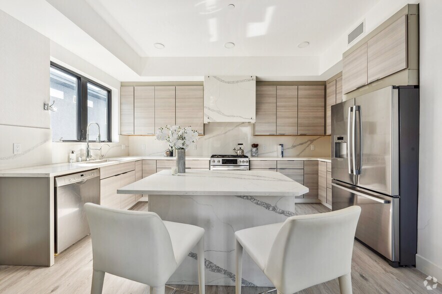 More Photos Of 137 N Doheny Dr, West Hollywood Multifamily For Sale