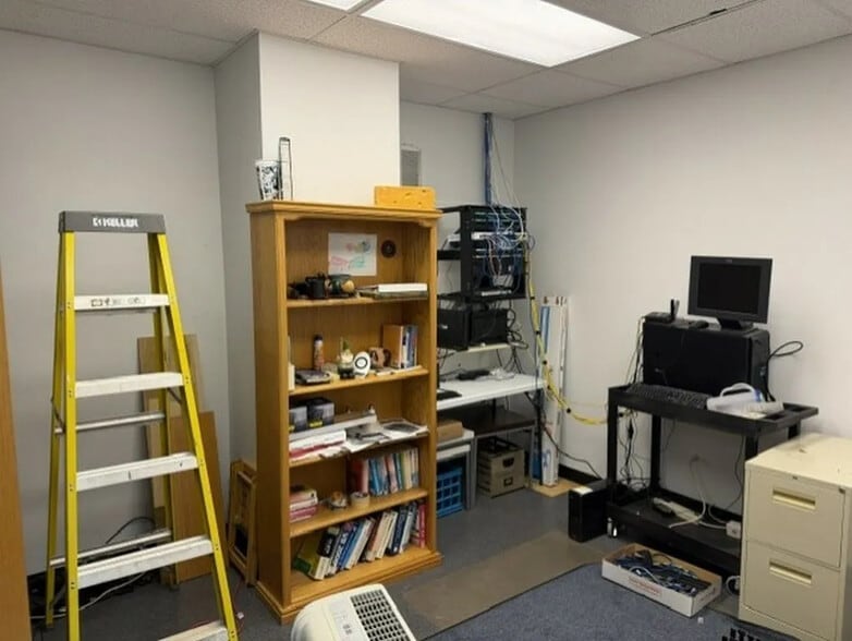 More Photos Of 820 E Terra Cotta Ave, Crystal Lake Office For Sale