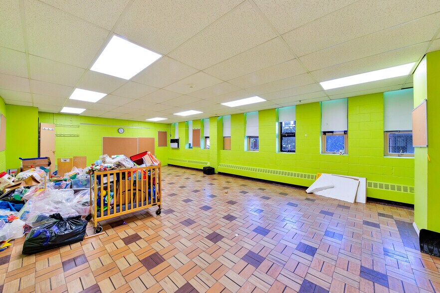 More Photos Of 5566 Kings Hwy, Brooklyn Schools For Lease