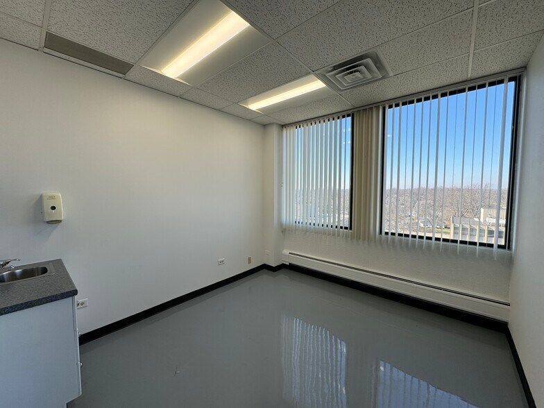 More Photos Of 121 S Wilke Rd, Arlington Heights Medical For Lease