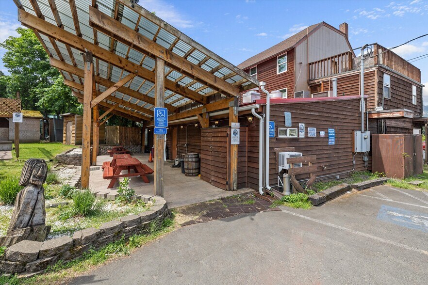 More Photos Of 500 Wanapa, Cascade Locks Restaurant For Sale