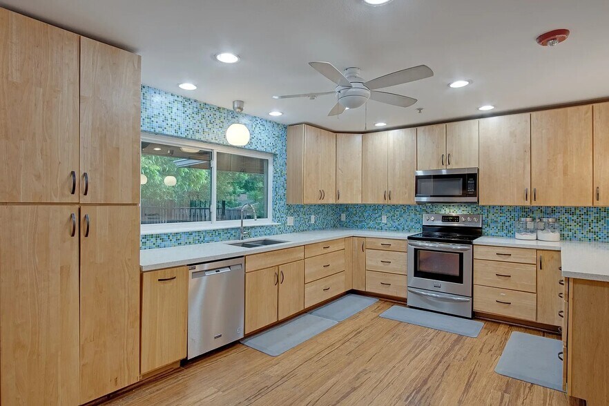 More Photos Of 921 NW 9th St, Grand Prairie Assisted Living For Sale