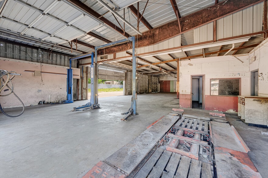 More Photos Of 4255 S Kirkwood Rd, Houston Storefront For Sale
