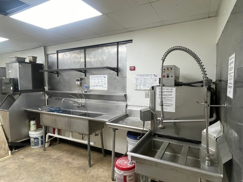 More Photos Of 208 N Walnut St, Bloomington Storefront Retail Office For Lease