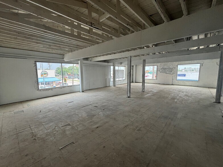 More Photos Of 200 W Jefferson Blvd, Dallas Storefront For Lease