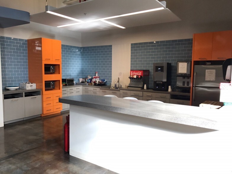 More Photos Of 1525 Hendry St, Fort Myers General Retail For Sale