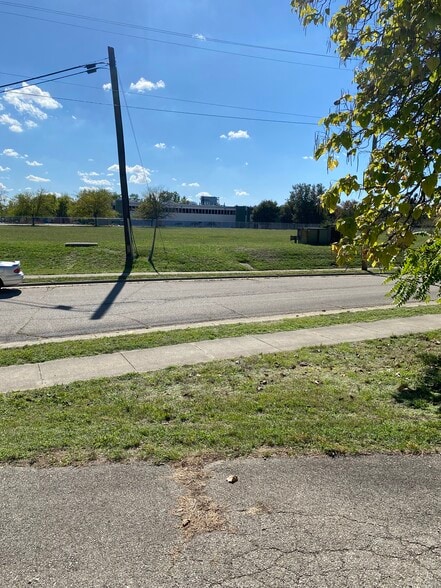 More Photos Of 1321 Forest Ave, Middletown Warehouse For Sale