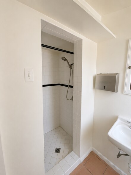 More Photos Of 11628-11630 Victory Blvd, North Hollywood Freestanding For Sale