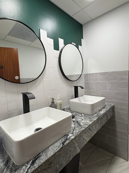 More Photos Of 52 New Orleans Rd, Hilton Head Island Office For Sale