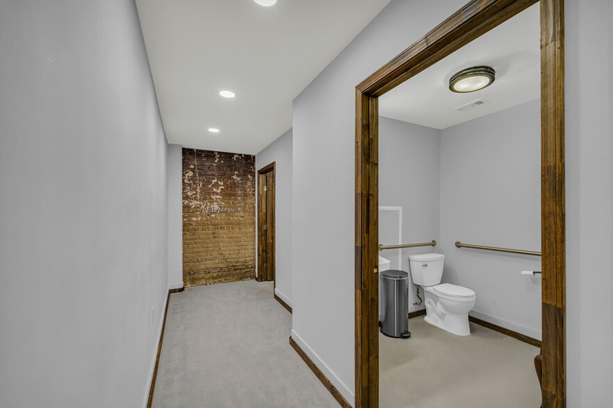 More Photos Of 1642 S Broad St, Commerce General Retail For Lease