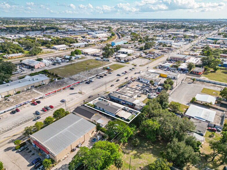 More Photos Of 2242 Fowler St, Fort Myers Service For Sale