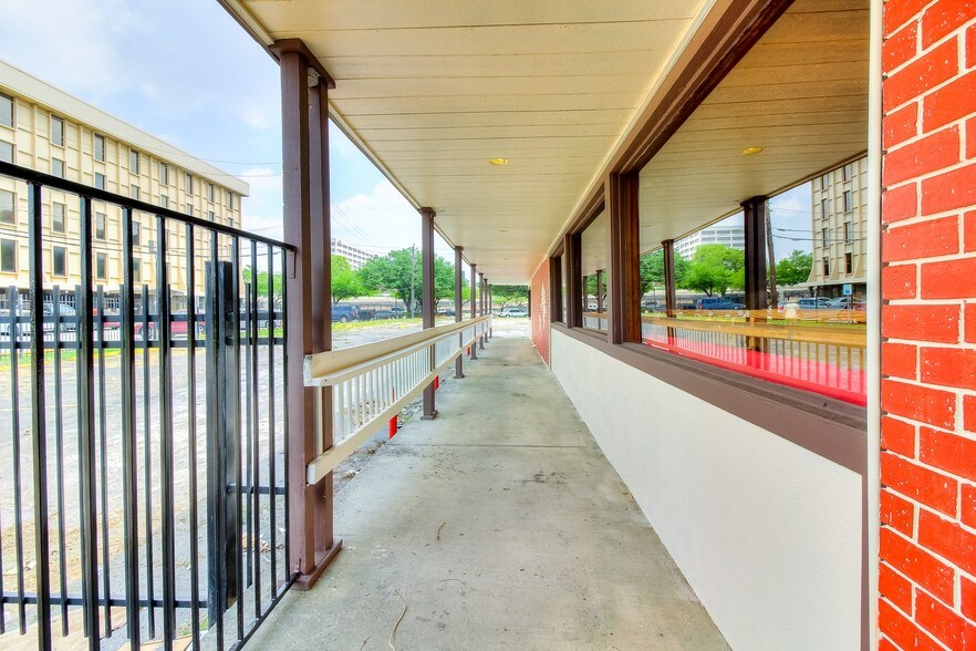 More Photos Of 2214 Mangum Rd, Houston Storefront Retail Office For Lease