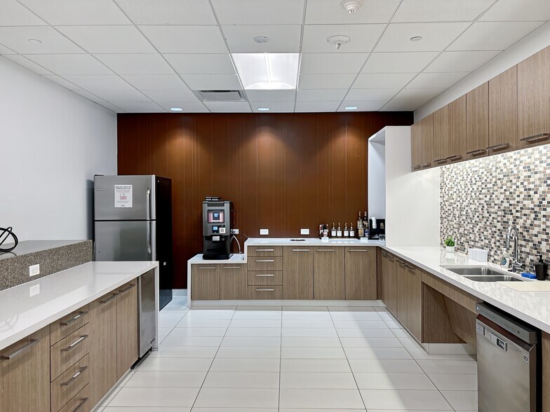 More Photos Of 11740 Katy Fwy, Houston Coworking Space