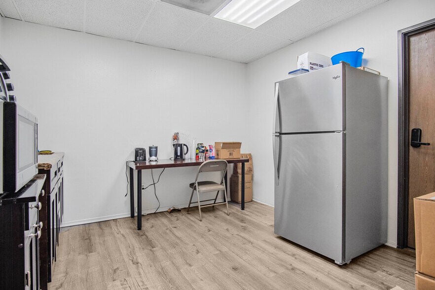 More Photos Of 6747 Odessa Ave, Van Nuys Office For Lease