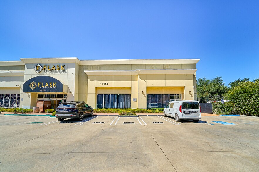 More Photos Of 11555-11561 Ventura Blvd, Studio City Storefront For Lease