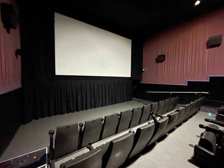 More Photos Of 1075 Parkway Blvd, Flowood Movie Theatre For Lease