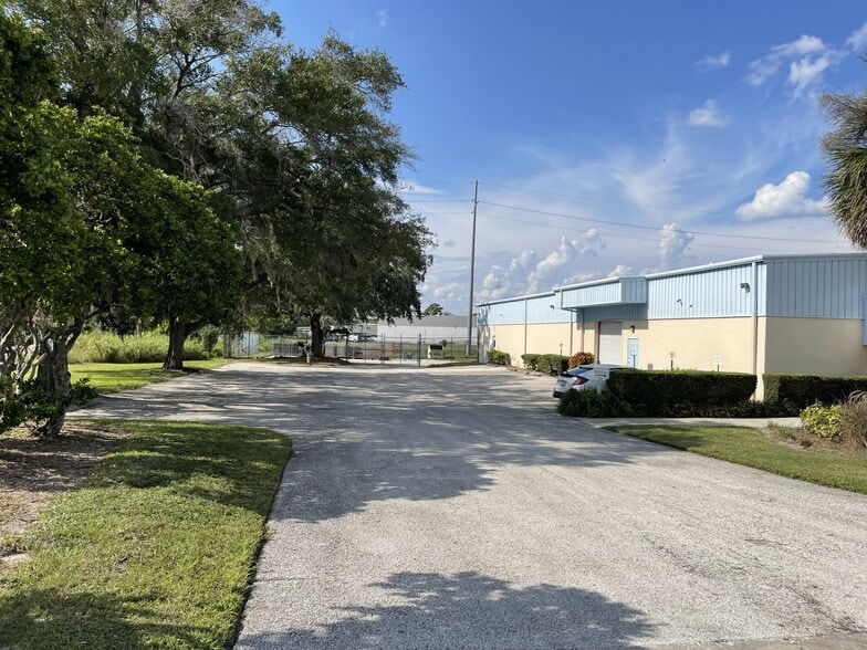 More Photos Of 3489 All American Blvd, Orlando Warehouse For Lease