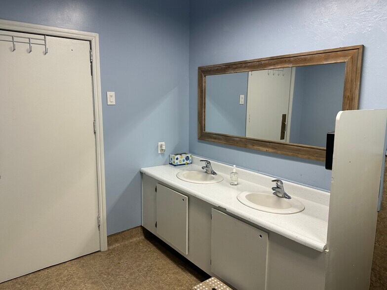 More Photos Of 1001 W Noble Ave, Visalia Specialty For Sale