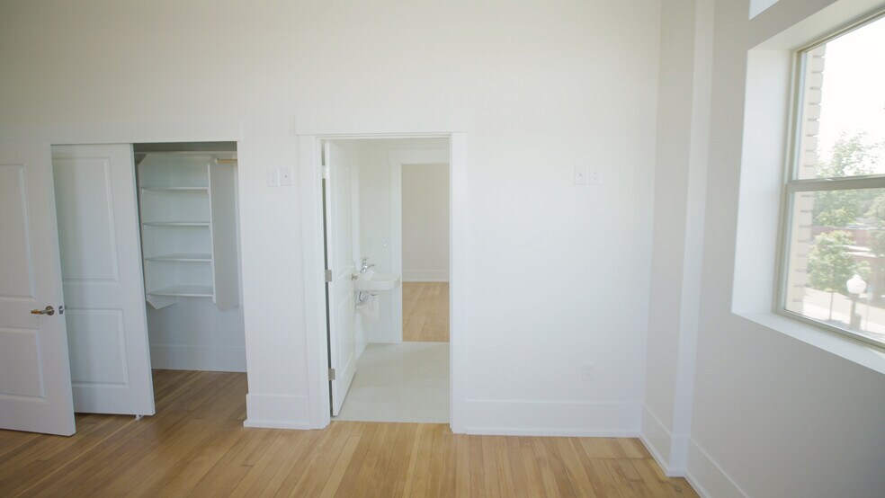 More Photos Of 550 N 1st St, Woodburn Office For Sale