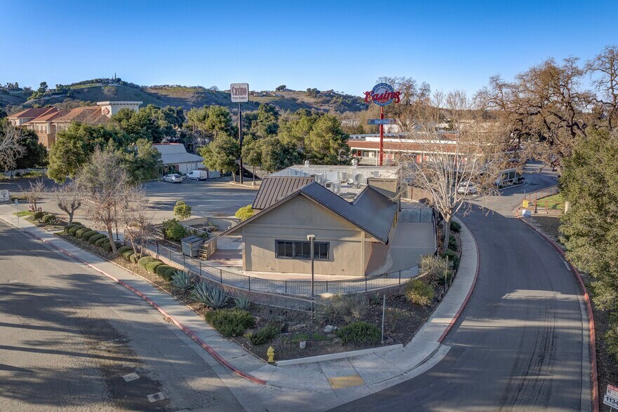 Primary Photo Of 1144 Black Oak Dr, Paso Robles Freestanding For Sale