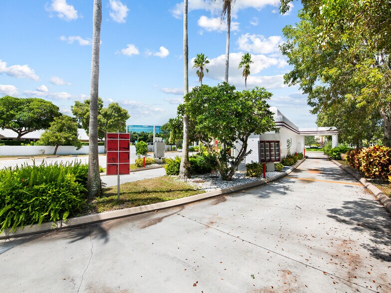 More Photos Of 500 E Yamato Rd, Boca Raton Freestanding For Lease