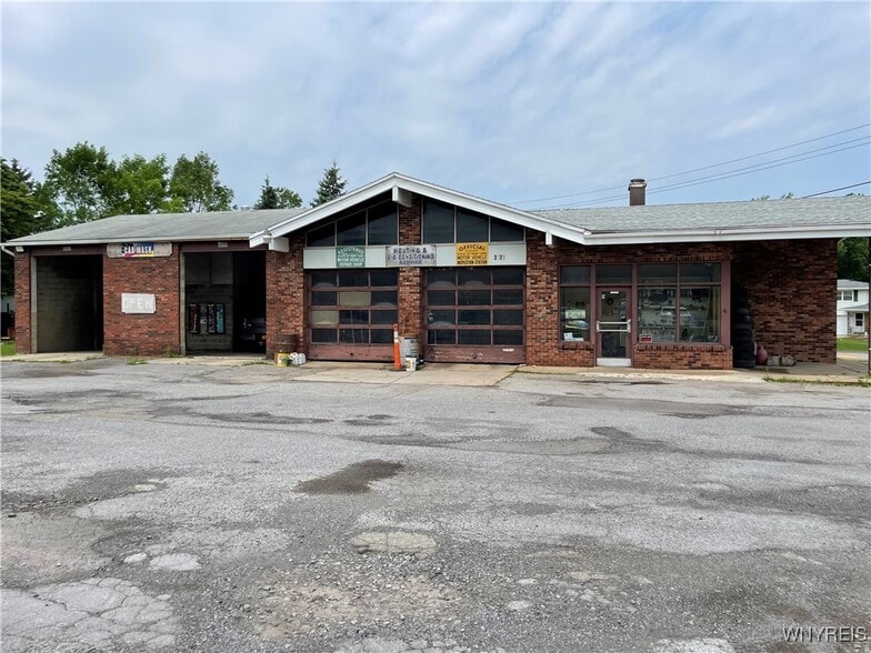 Primary Photo Of 3020 Southwestern Blvd, Orchard Park Auto Repair For Sale