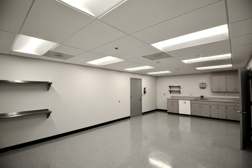 More Photos Of 1017 SW Berg Pky, Canby Manufacturing For Sale